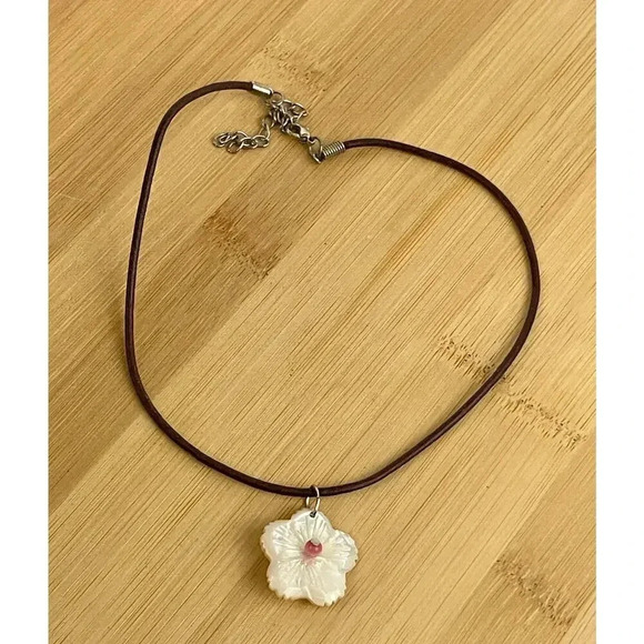 VTG Mother of Pearl Carved Flower Pendant Necklace Leather Rope 13" Choker - Picture 7 of 11
